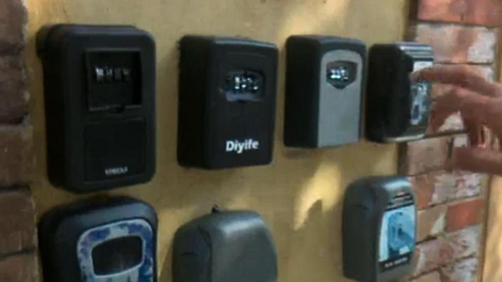 Candados de pisos turísticos en un edificio.