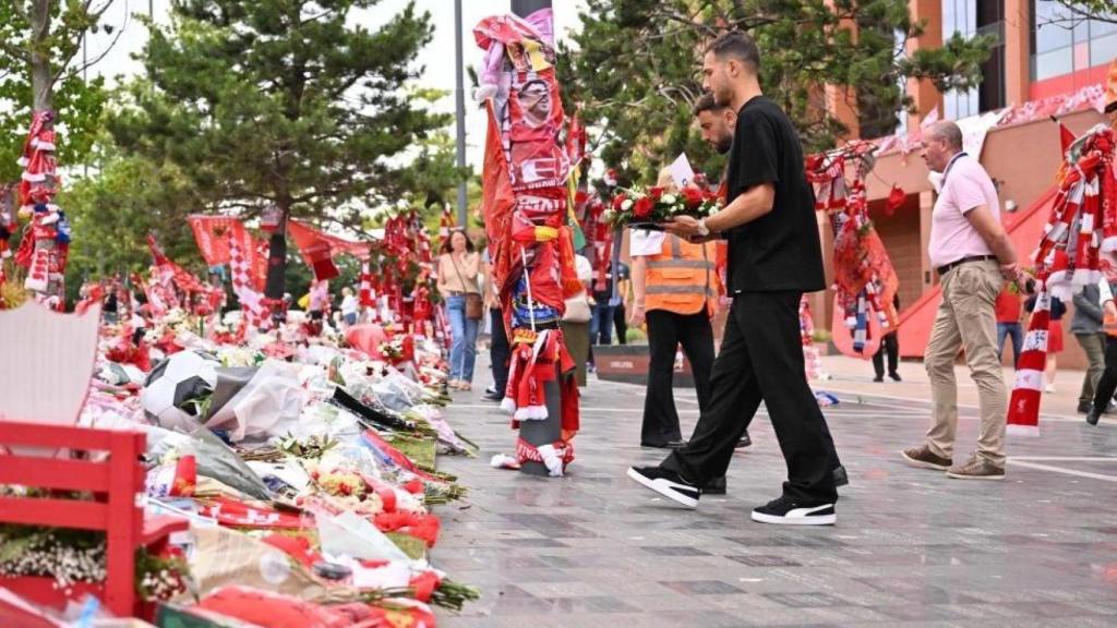 Bruno Fernandes y Dalot homenajean en Anfield a Diogo Jota.
