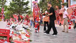 Bruno Fernandes y Dalot homenajean en Anfield a Diogo Jota.