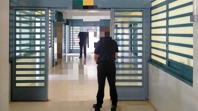 Un profesional penitenciario, cuya identidad no está relacionada con esta información, en la prisión de Topas.