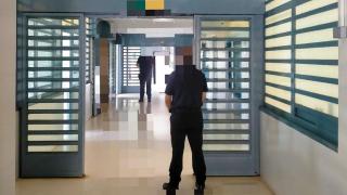 Un profesional penitenciario, cuya identidad no está relacionada con esta información, en la prisión de Topas.