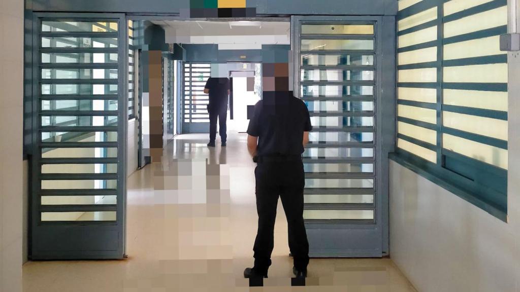 Un profesional penitenciario, cuya identidad no está relacionada con esta información, en la prisión de Topas.