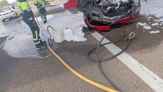 Varios bomberos intervienen en el accidente