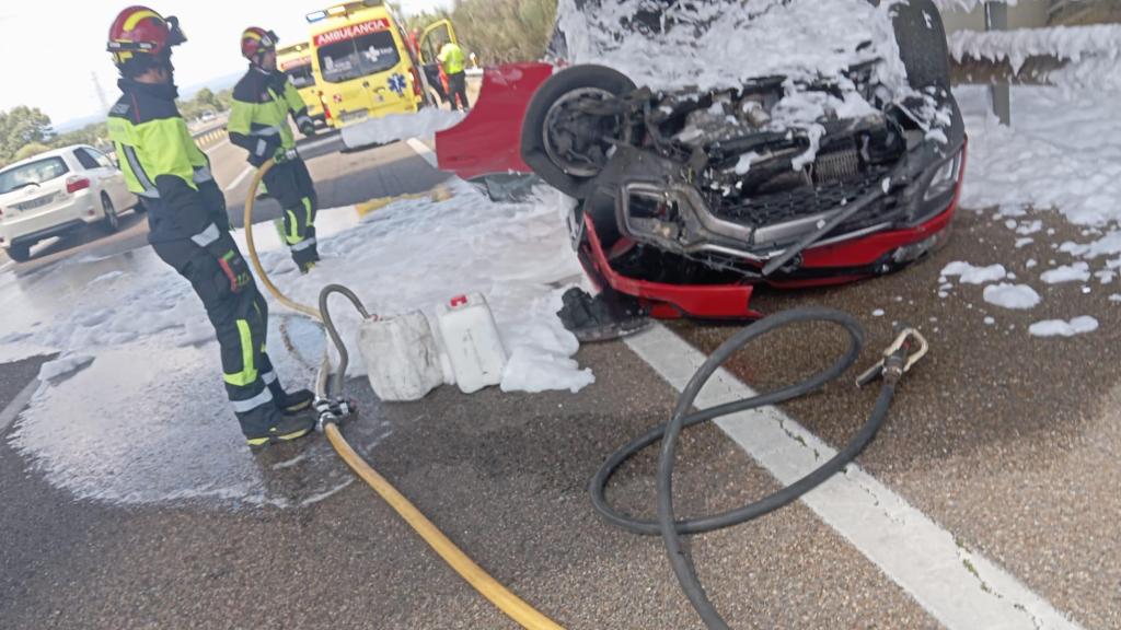 Varios bomberos intervienen en el accidente