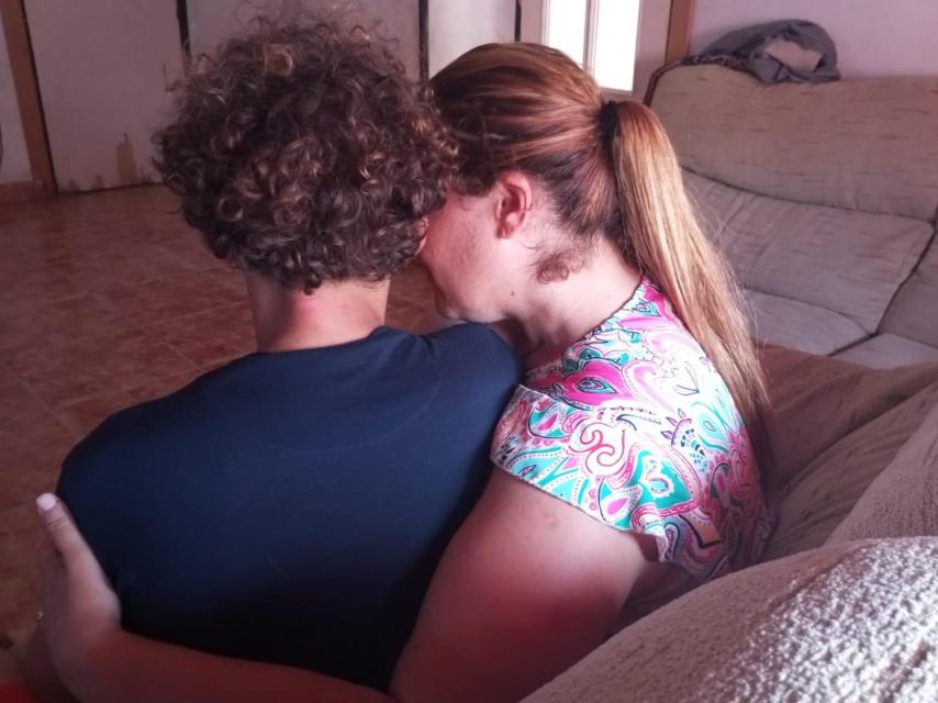 Madre e hijo, este lunes, repasando la denuncia que han presentado por sufrir una agresión durante una cacería.