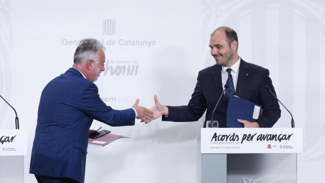 El ministro Ángel Víctor Torres y el 'conseller' Albert Dalmau, este lunes en Barcelona, tras el acuerdo.