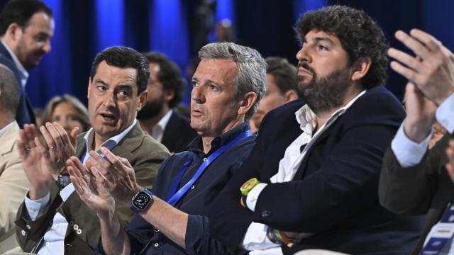 El presidente de Andalucía, Juan Manuel Moreno Bonilla (i-d), el de Galicia, Alfonso Rueda, y el de Murcia, Fernando López Miras.,