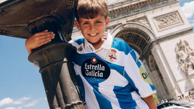El Deportivo presenta su nueva camiseta inspirada en Europa: “Levamos a historia, miramos ao futuro”