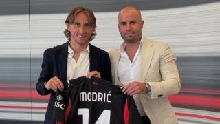 Luka Modric posa como nuevo jugador del Milan.