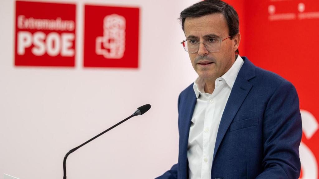 El secretario general del PSOE de Extremadura, Miguel Ángel Gallardo, este lunes en rueda de prensa en Mérida.
