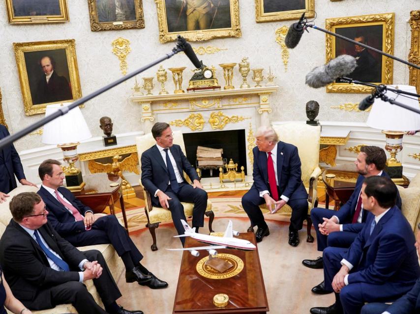 Donald Trump, JD Vance, Marco Rubio y Pete Hegseth se reúnen con Mark Rutte en el Despacho Oval de la Casa Blanca, en Washington, el 14 de julio de 2025.