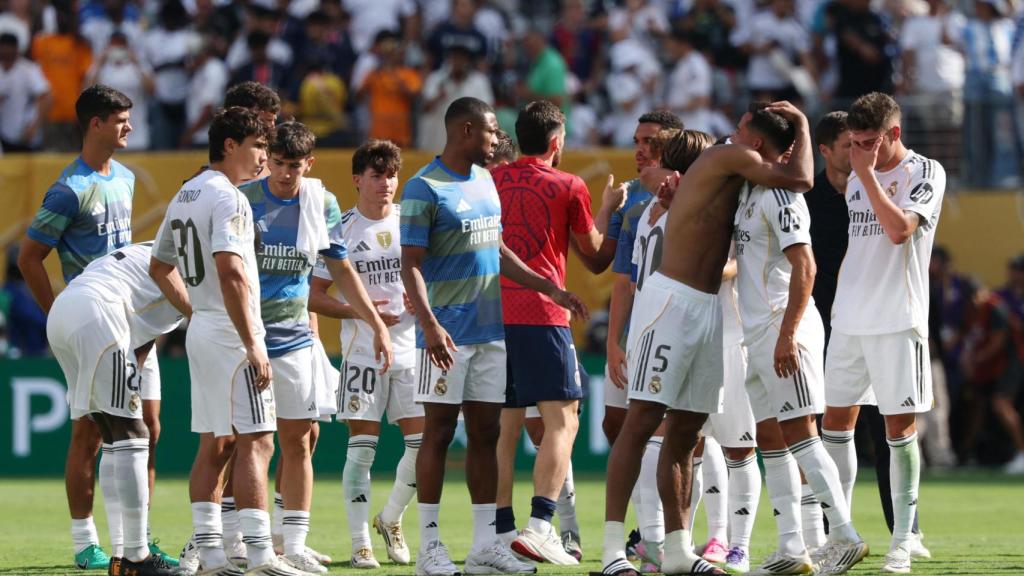 Los futbolistas del Real Madrid, tras perder contra el PSG en el Mundial de Clubes.