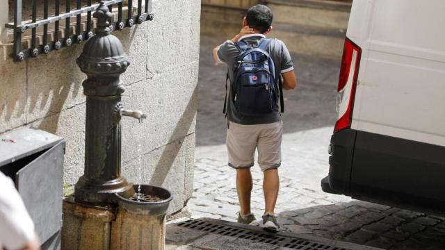 Un hombre se refresca junto a la plaza de Zocodover (Toledo).