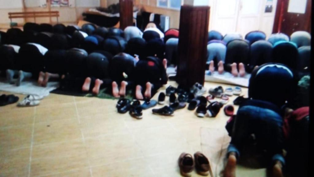 Musulmanes rezando en un campo de refugiados de Serbia.