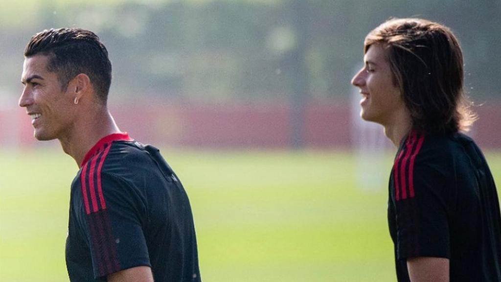 Álvaro Carreras, junto a Cristiano Ronaldo durante su etapa en el Manchester United