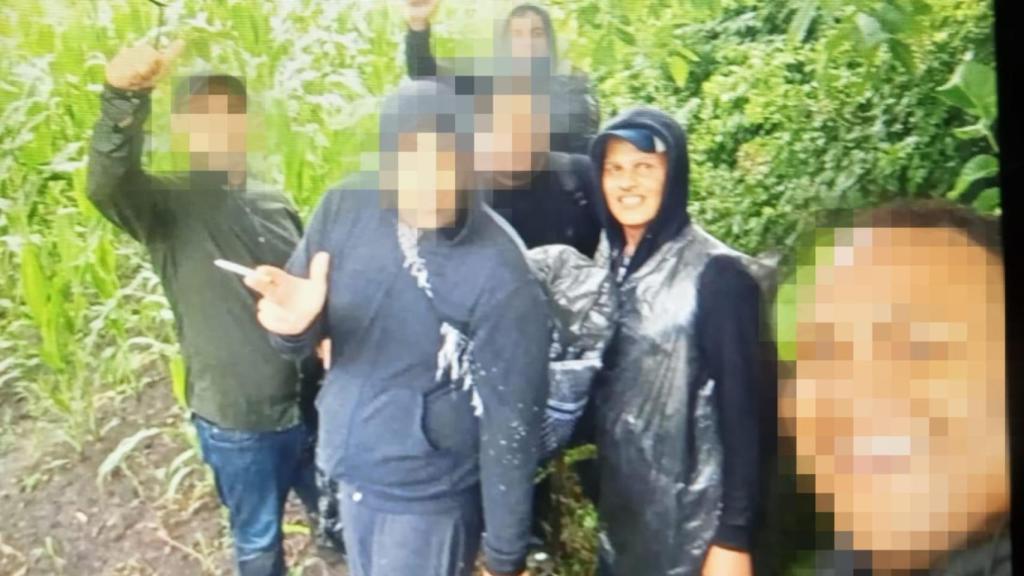 Gustavo con otros migrantes en los montes de Serbia.