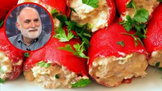 El chef José Andrés con unos pimientos rellenos en un montaje
