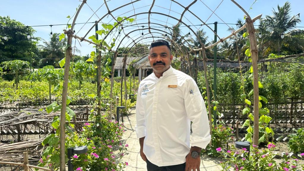 El chef Shyamal Mukherjee en la granja orgánica de Seb.
