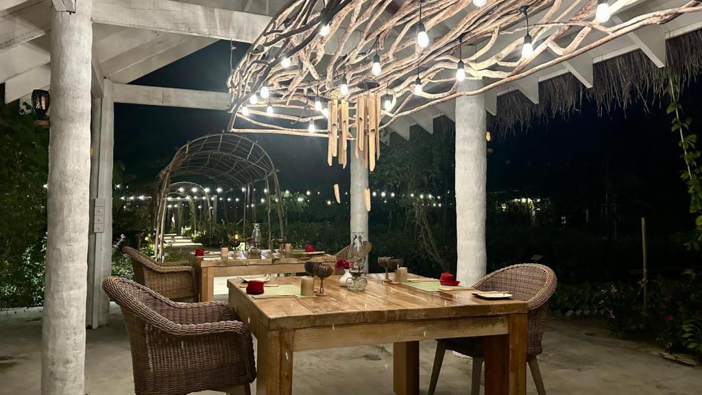 Una de las mesas donde se cena por la noche en Seb's Farm.