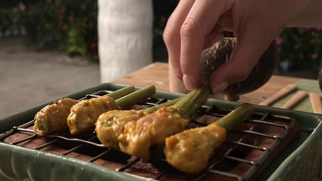 Unas brochetas de atún a la robata con hierba limón.