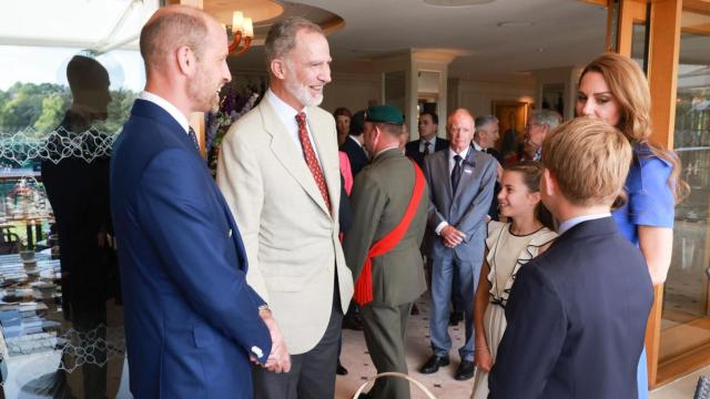 El rey Felipe VI junto a los príncipes de Gales y sus dos hijos mayores.