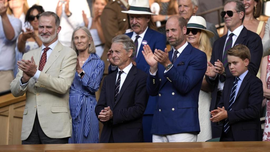 Felipe VI, en el palco de Wimbledon, a pocos metros del príncipe Guillermo y su hijo George.