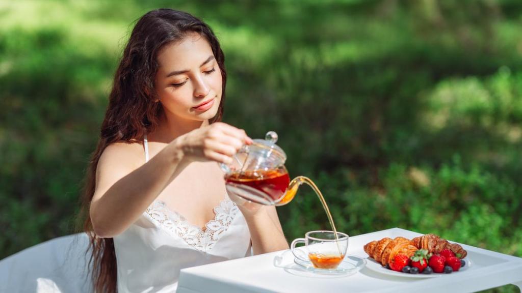 Imagen de archivo de una mujer tomándose una infusión.