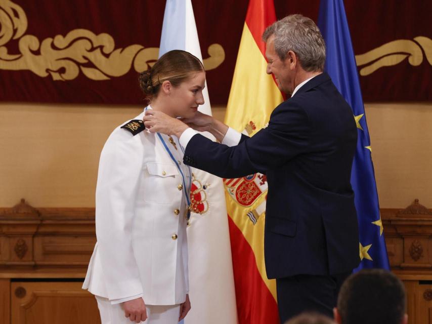 El presidente de la Xunta coloca la distinción a la heredera.
