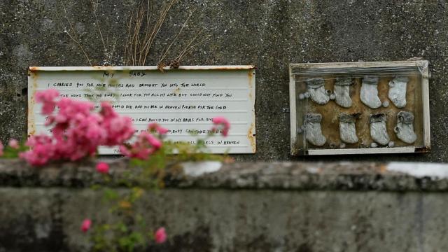 El 7 de julio de 2025 se instaló un memorial en el cementerio de Tuam (Irlanda), en homenaje a los 796 bebés cuyos restos fueron hallados en el antiguo hogar materno-infantil Bon Secours, gestionado por la Iglesia Católica.