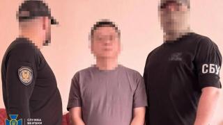 Agentes del SBU detienen en Kiev a uno de los ciudadanos chinos, sospechoso de espionaje relacionado con la tecnología del misil Neptune de Ucrania. Fotografía publicada el 9 de julio de 2025.