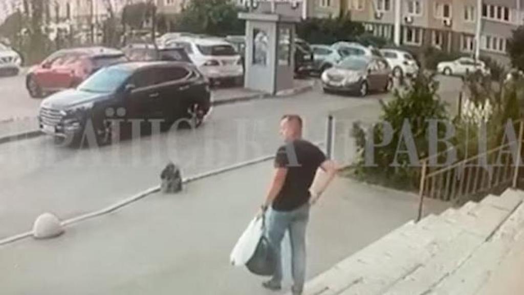 Una cámara de seguridad captó al coronel Ivan Voronych bajando unas escaleras justo antes de ser asesinado en Kiev.