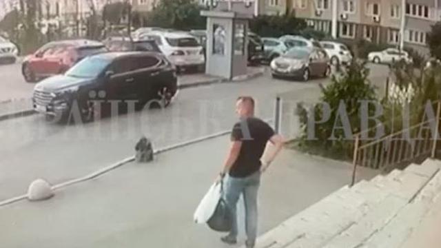 Una cámara de seguridad captó al coronel Ivan Voronych bajando unas escaleras justo antes de ser asesinado en Kiev.