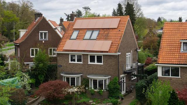 Una casa con las placas solares de terracota.