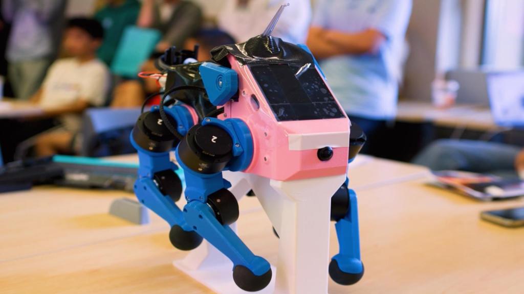 Pupper, el perro robot 'bombero' ideado por los jóvenes estudiantes.