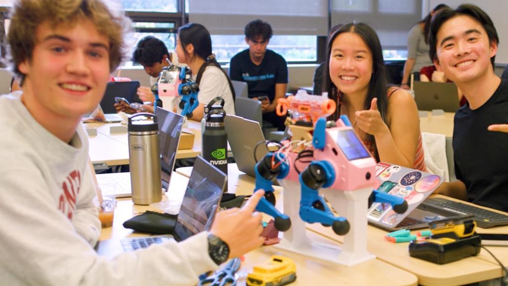 Los estudiantes con Pupper, su perro robot 'bombero'.