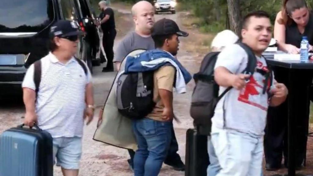 Las personas con enanismo llegando a la fiesta de Lamine Yamal.