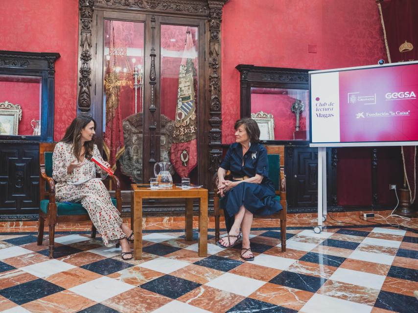 Nativel Preciado y Ana Núñez-Milara, en una nueva edición del Club de Lectura de Magas celebrada en el Salón de Comisiones del Ayuntamiento de Granada.