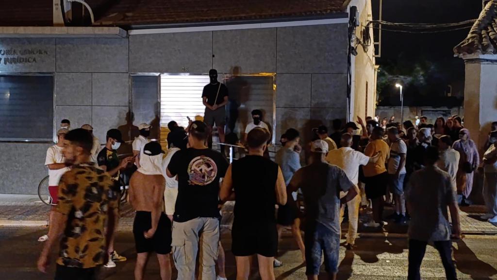 Varios jóvenes marroquíes asisten al encuentro organizado por adultos de su comunidad para tratar de poner fin a los disturbios.