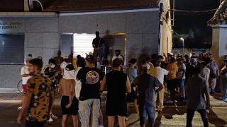 Varios jóvenes marroquíes asisten al encuentro organizado por adultos de su comunidad para tratar de poner fin a los disturbios.