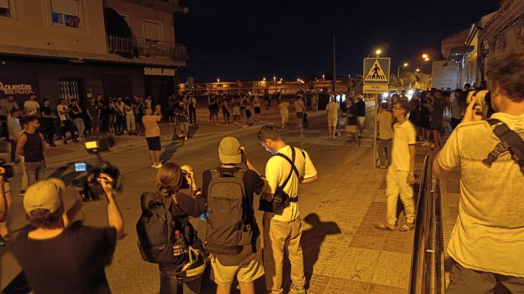 La reunión de la comunidad marroquí que ha tenido lugar este lunes por la noche en el barrio de San Antonio (Torre Pacheco).