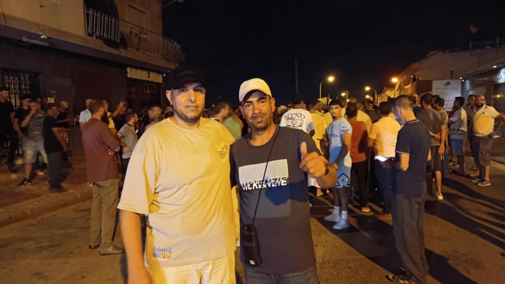 Nahim y Munir, vecinos marroquíes de Torre Pacheco que han asistido a la concentración de este lunes en el barrio de San Antonio.