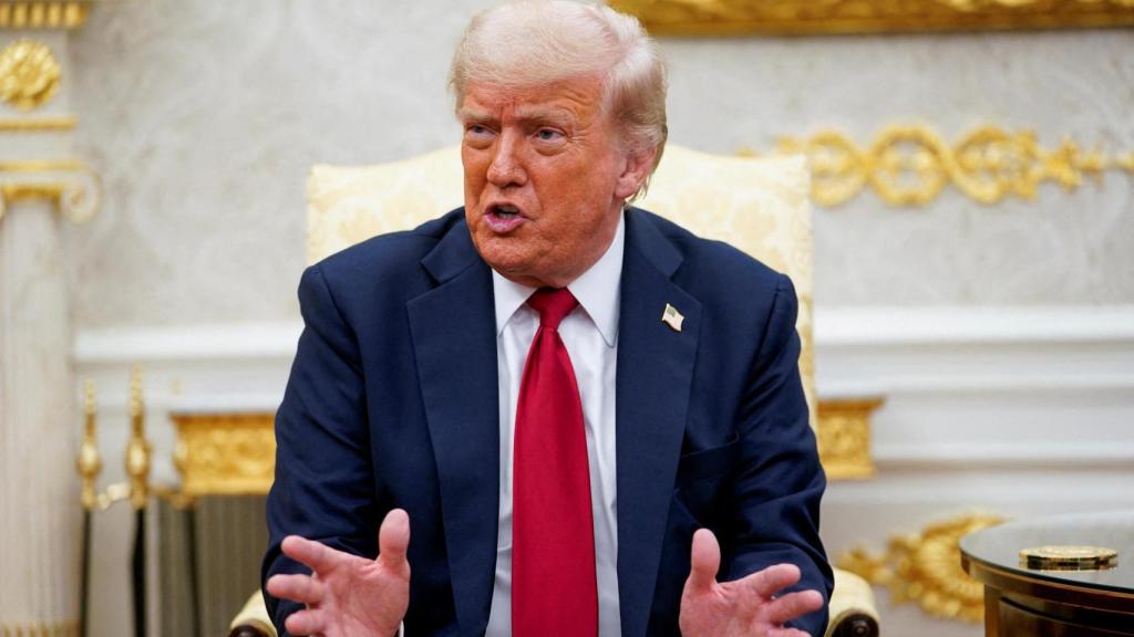 Donald Trump en el Despacho Oval durante un encuentro con Mark Rutte, secretario general de la OTAN (no sale en la imagen).