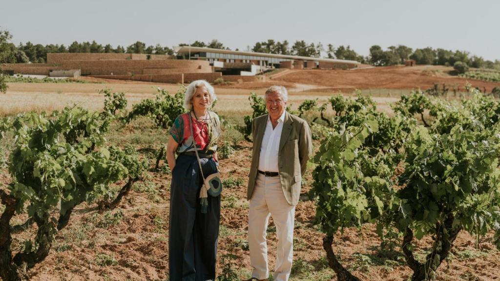 Carme Pinós y Mario Rotllant en los viñedos de la bodega.