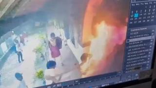 Momento en el que la joven india muere se prende fuego.
