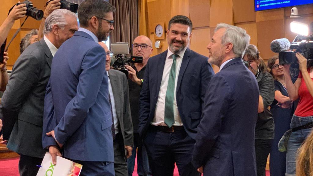 El presidente del Gobierno, Jorge Azcón, junto a concejales del Ayuntamiento.