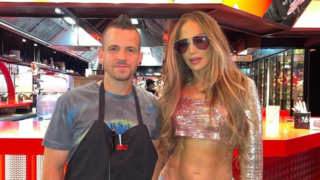 Dabiz Muñoz y Jennifer López durante la visita de la cantante al restaurante del chef.
