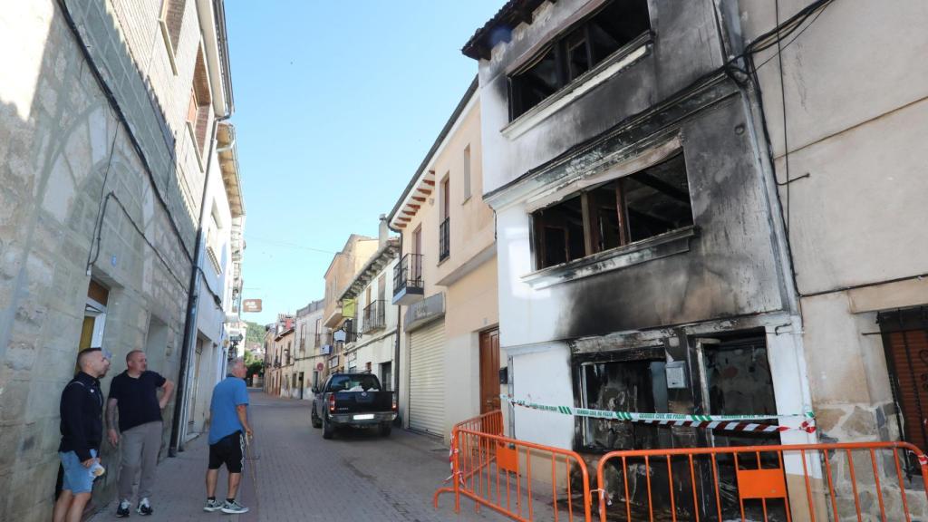 Varias personas observan la vivienda afectada en Dueñas