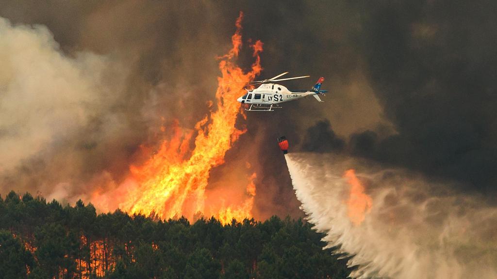 Imagen de archivo de la extinción de un incendio forestal en la provincia de Salamanca