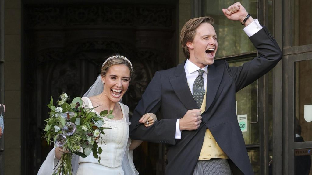 Lucía Ruiz Lafita y Maxi Reiter tras darse el 'sí, quiero' en Madrid.