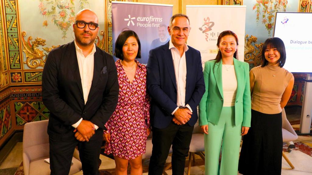 Integrantes de la conferencia, con Sophie Luy y Yafang Liang en el debate.